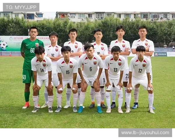 《多面足球展现精彩战术与运动员拼搏精神的完美结合》